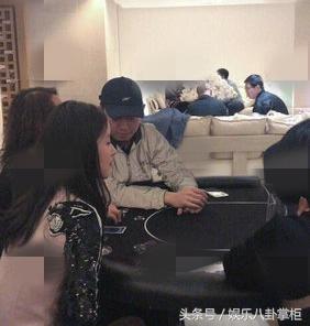 顶级头脑的交流章泽天和邓文迪打牌被拍,然而表情却暴露了心情