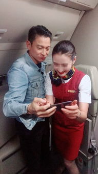 刘德华与空姐合影后亲自检查照片,生怕变成外星人