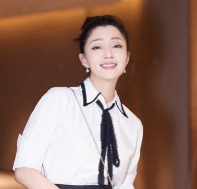当年多少男人为她着迷,却不结婚不生孩子,如今39岁甜得像水蜜桃