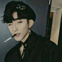 叼烟墨镜豹纹浪女人