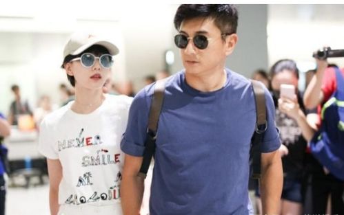 刘诗诗一家三口低调出现在文化村,宠妻狂魔吴奇隆和爱妻十指相扣