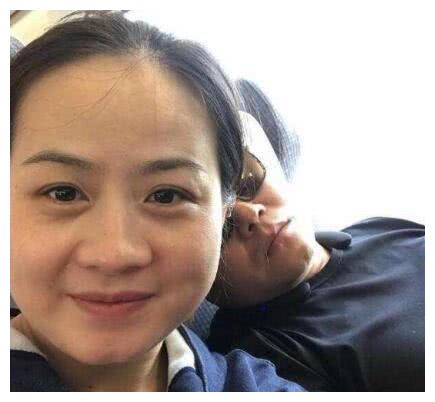 岳云鹏和妻子郑敏机场合体,小岳岳一身潮装星气十足老婆穿着朴素