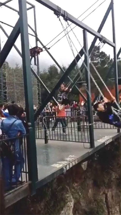 这种秋千太考验人了,胆子小的都不敢上,看得腿软