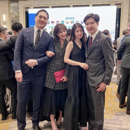 林志颖弟弟林志鑫携妻出席活动,当众向老婆索吻,家庭幸福不输小志