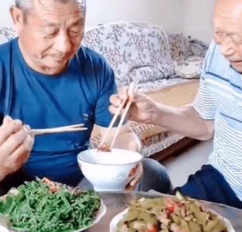 70岁老人过生日,95岁爸爸为他夹红烧肉吃,网友最大的幸福