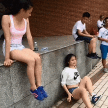爆笑gif图小姑娘不就吃个东西,你的表情至于这样吗