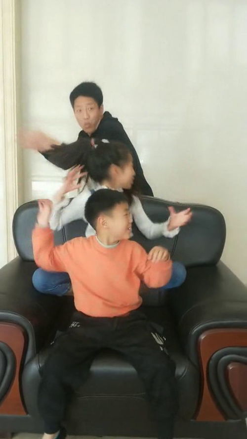 这一家人太可乐了,爸爸这表情太丰富了,实在搞笑