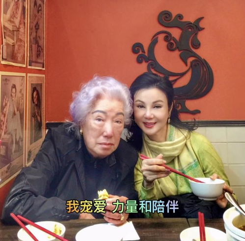 谢玲玲母亲节探望林建岳母亲,99岁林老太仍霸气,满头银丝不显老