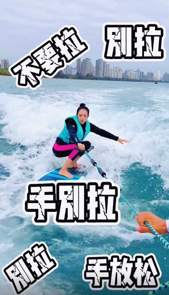 章子怡复古盘发配旗袍风情万种,与小19岁关晓彤同款造型比美