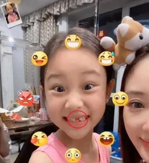 李小璐带女儿公园游玩,7岁甜馨独自玩水上滚筒动作彪悍