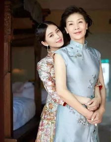 李若彤带妈妈现身,穿亲子旗袍装气质高雅,中国风母女美得太高调