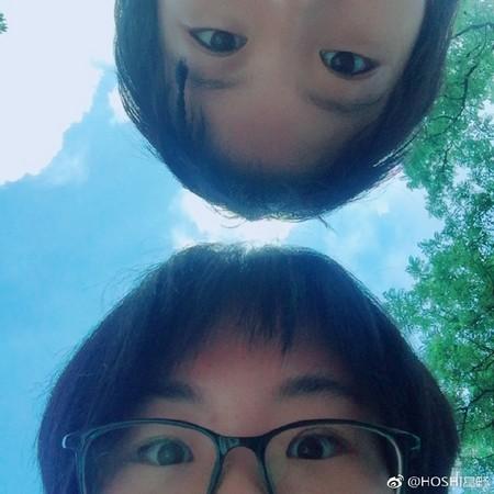 最引人注目的是窦佳元穿着一件蓝色和白色的t恤衫,看起来和窦静桐很相像