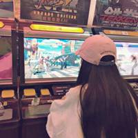 漫画黑白女生戴帽子坐在地上的背影图片