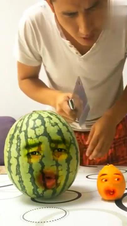 给西瓜配上人脸表情,画面太有趣了看完不许笑