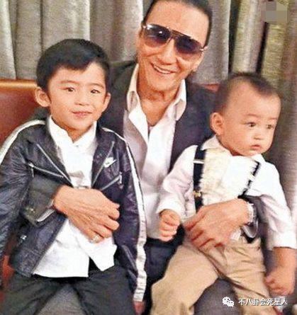 两大女星曾是他老婆,儿子是影帝,和小49岁女友恋玩完苦无依
