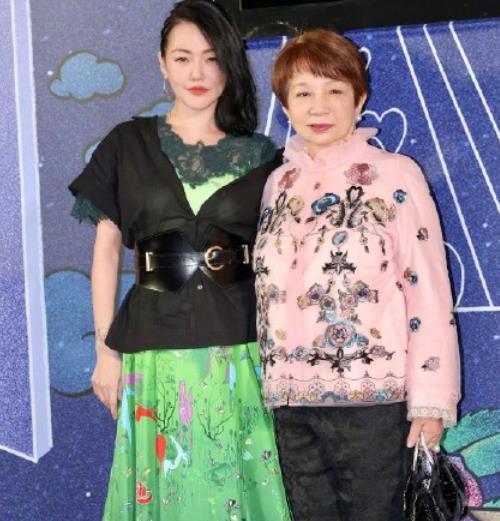 婆婆随小s亮相时尚秀被认成保姆小s用实际行动维持婆媳关系