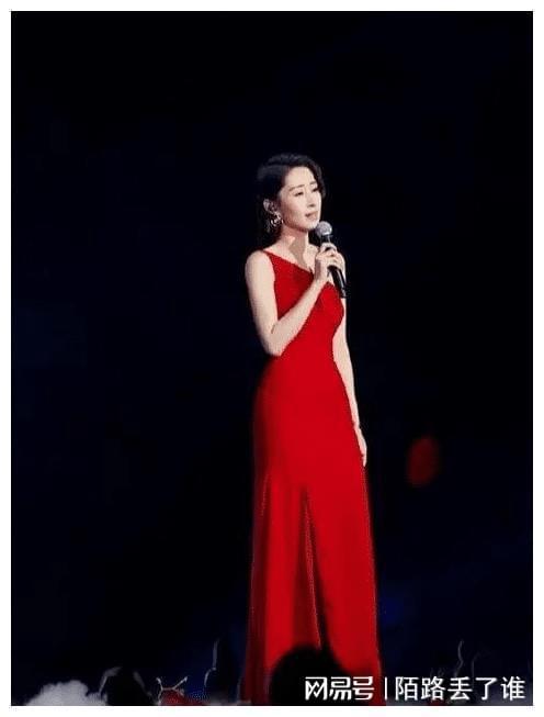刘敏涛真没明星架子,一身紧身长裙好性感,唱歌时小表情太有趣了