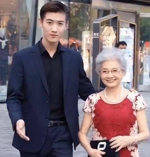 九十岁红裙奶奶不服老走红,1米9的孙子相伴,网友胜在基因