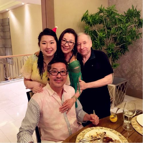 杨紫琼与79岁妈妈同框卖萌似姐妹,73岁老公依偎在旁像个小孩