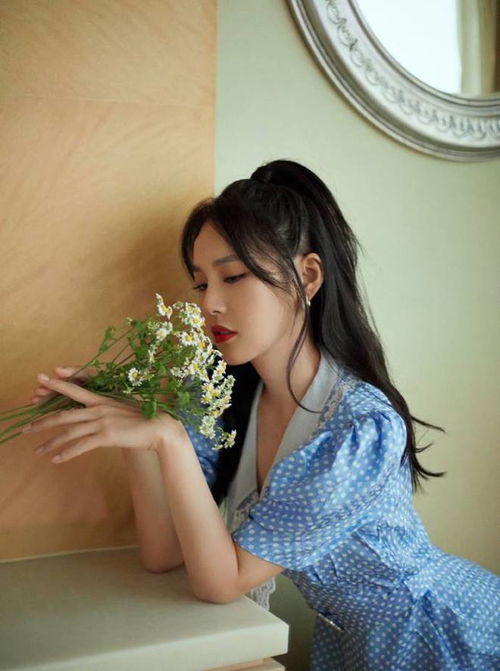 张佳宁看着哪里像30岁穿复古蓝色波点裙,就是个18岁小姐姐