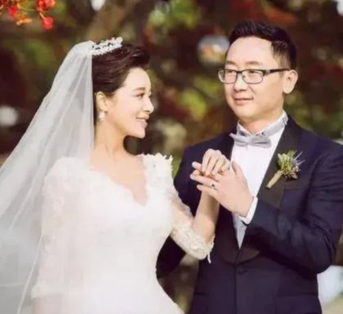 央视主持人胡蝶8年前闪婚大12岁陆川,如今40岁儿女双全很幸福