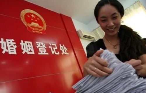 最般配夫妻火了,看完双方名字后,工作人员以为自己眼花了