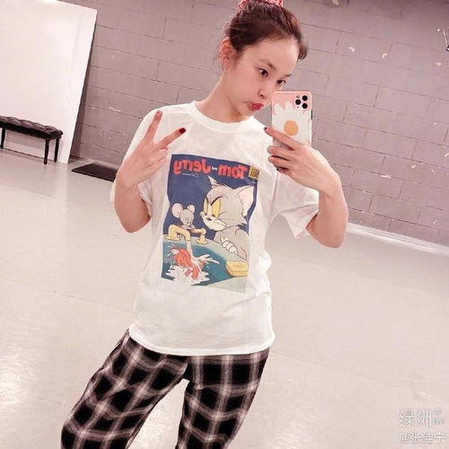比谭松韵更娃娃脸,张佳宁穿蓝色娃娃裙,看上去完全像18岁少女