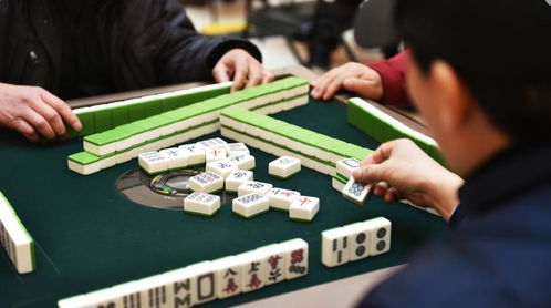 打了半年麻将,70岁大爷坦言9千退休金都不够花,怕了怕了