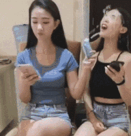 搞笑gif妹子,你穿这套衣服来上学,是不把校规放在眼里了啊