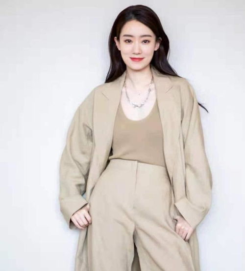 丁真与张小斐同框,一个帅一个美斐妈穿灯芯绒连衣裙时尚又高贵