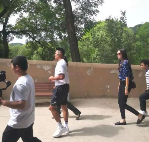 网友偶遇林丹夫妇,两人参加活动气氛严肃,形同路人引热议