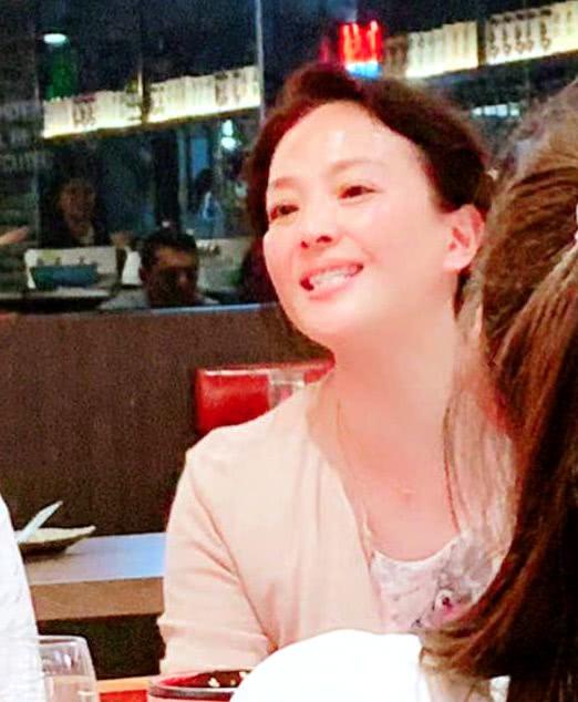 刘亦菲母女出游被偶遇,60岁刘妈妈气质高雅,真是神仙母女