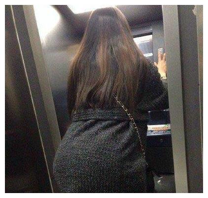 搞笑趣图段子二货主人拿我当帽子戴,我的表情说明了一切