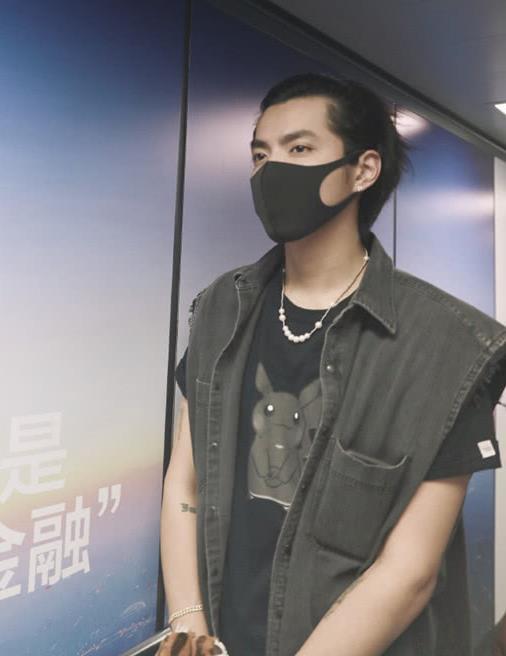 吴亦凡现身,身穿马甲内搭t恤,头发剪短不扎辫子更是帅气