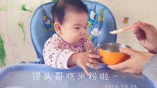 5个月宝宝初次吃米粉尝试,萌萌的表情好囧好可爱