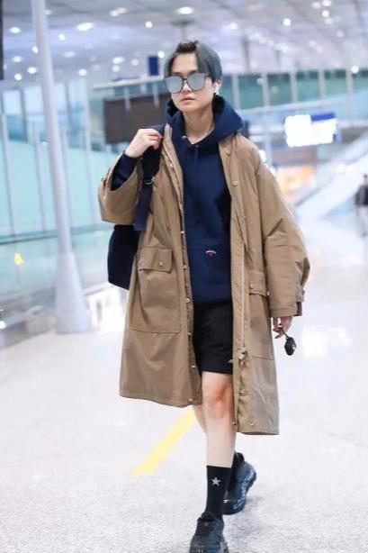 李宇春这次穿对了西服配丝袜女人味十足,性感大气,底子确实好
