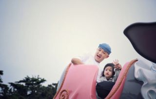 饺子和包贝尔去迪士尼坐迷你过山车被吓呆
