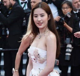 30岁刘亦菲依旧如妙龄少女,网友可攻可受