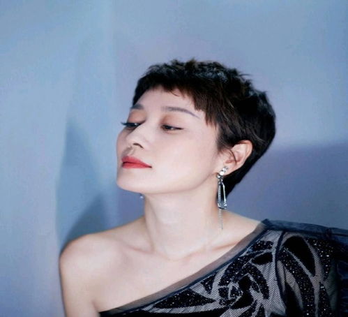 过了40岁的女人,别烫大妈卷,今年流行波浪短发,更减龄