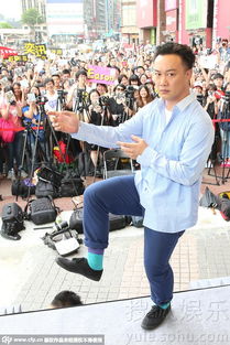 陈奕迅庆生伸手掏屁股表情鬼马搞怪不止
