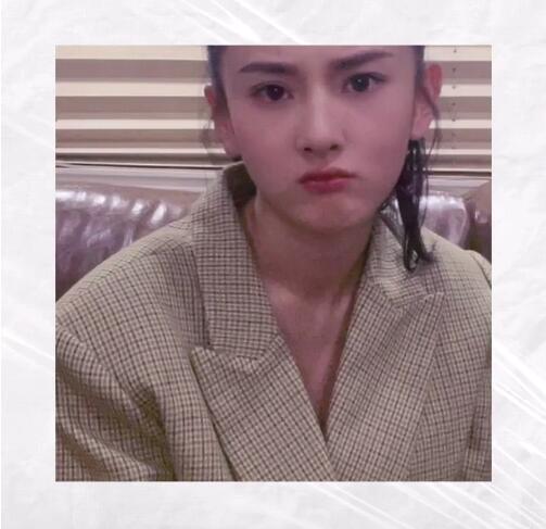 宋祖儿穿着米色格子西装外套,扎着高马尾辫分享自拍视频