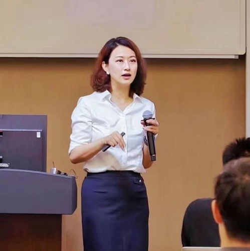 40岁女人适合什么发型这8款新发型显年轻气质,显脸小还洋气