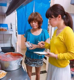 福原爱陪伴婆婆学习做菜自勉爱厨师加油图