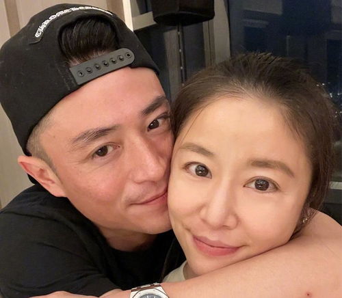 45岁林心如晒纯素颜照,照片放大三倍后,皮肤上的瑕疵显露无疑
