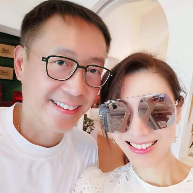 李嘉欣晒一家三口外出就餐,夫妻互为彼此掌镜,母子幸福同吃美食