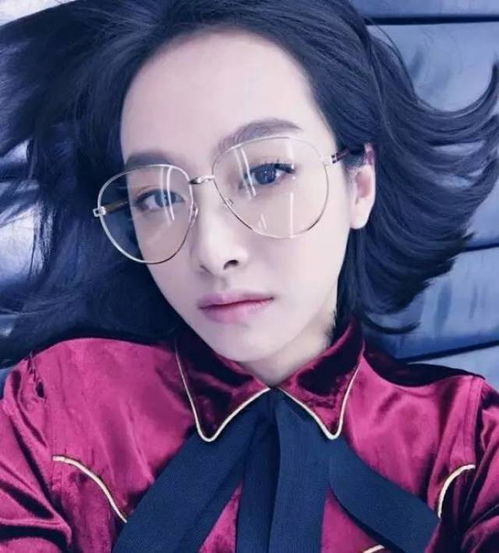 卡通头像戴眼镜女生可爱萌宋茜
