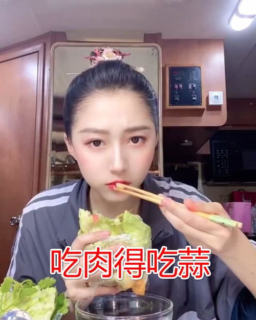 关晓彤在鹿晗家约会照被扒出,两人一起逗狗玩,这是已经同居了