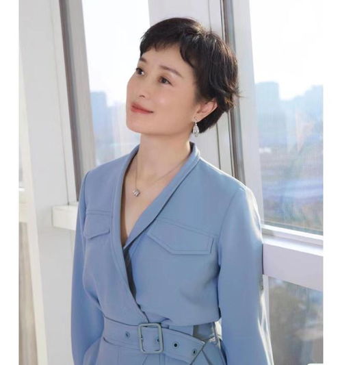 吴越不扮嫩美得自然,夏季穿搭体面显贵适合妈妈们,51岁气质淡雅