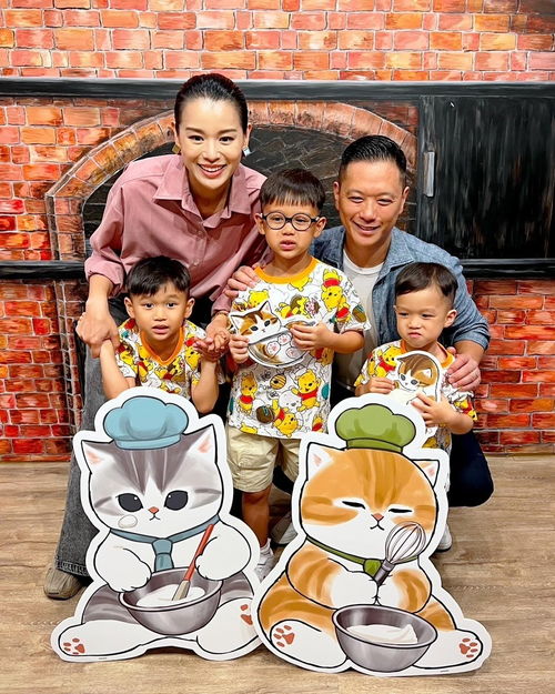 胡杏儿一家五口体验做月饼,亲子互动好温馨,三个儿子好帅好可爱