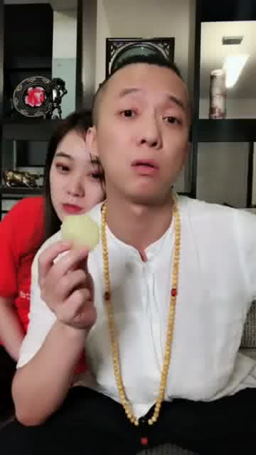 搞笑视频挑战吃柠檬说绕口令
